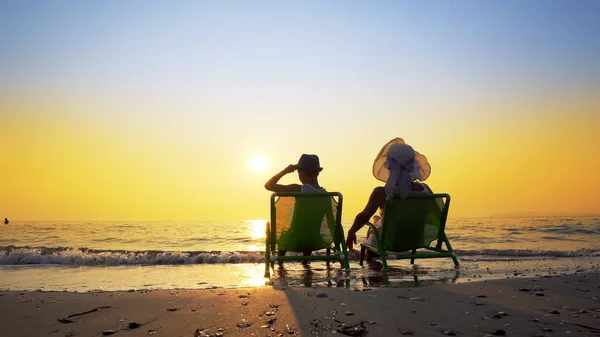 Happy Family Mother Son Hats Enjoy Luxury Sunset Beach Summer — Stock Photo, Image