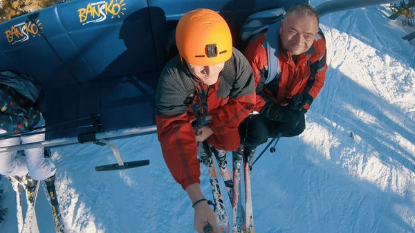 Skid Och Snowboardåkare Öppna Luft Skidlift Går Till Toppen Berget — Stockfoto