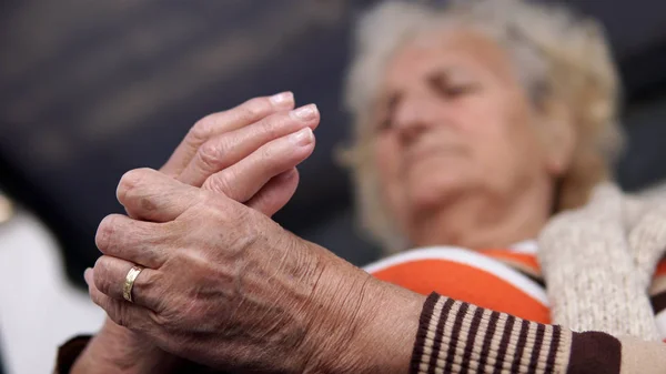 Oude Vrouw Met Hand Pijn Stijfheid Acute Pijn Pols Van Rechtenvrije Stockfoto's