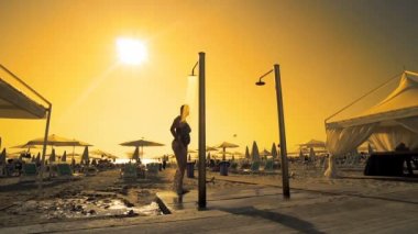moda video seksi güzel kız alma duş sunset Beach
