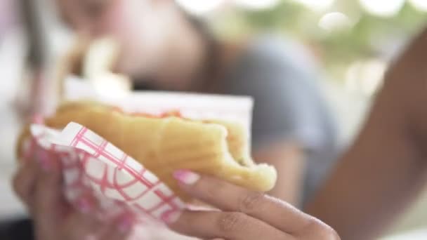 Vrouw Hap Tot Een Heerlijke Shoarma Döner Sandwich — Stockvideo