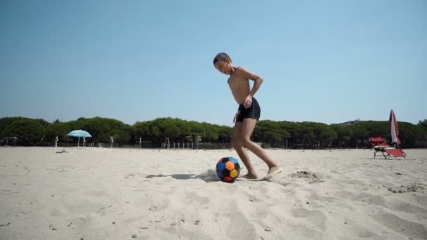 Ragazzo Spiaggia Gioca Con Calcio Pallone Calcio Slow Motiion — Video Stock