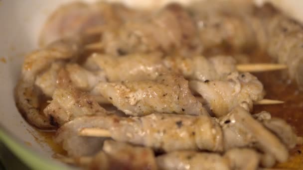 Espetos Carne Com Verduras Cozinhadas Uma Saliva Uma Panela — Vídeo de Stock