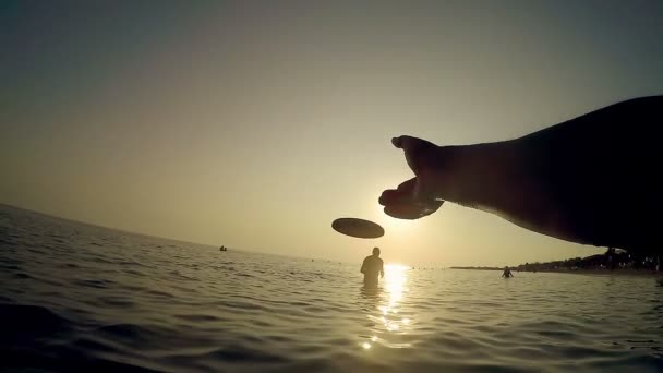 Conceito Verão Casal Frisbee Praia Chill Costa Pov Lenta — Vídeo de Stock