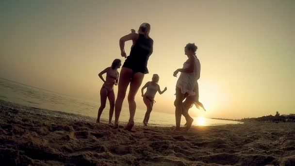 Gruppe Von Fünf Frauen Bikini Tanzt Sommerstrand Sonnenuntergang Zeitlupe — Stockvideo