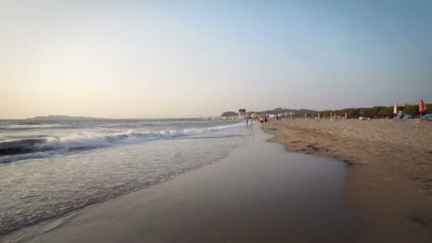 Pov Piedi Coas Sulla Spiaggia Vuota Dures Albania Sul Mare — Video Stock