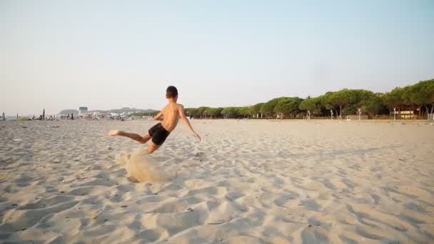 Garçon Courant Sautant Sur Plage Mer Pendant Les Vacances Été — Video