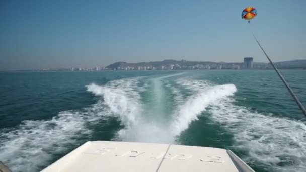 Parasailing Wasservergnügen Mit Dem Fallschirm Hinter Einem Boot Sommerurlaub Meer — Stockvideo