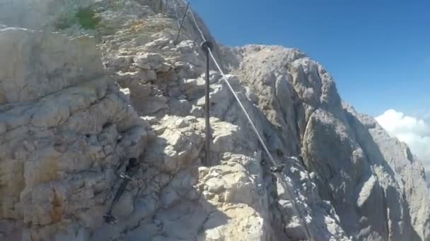 Alpinista Punto Partenza Spedizione Arrampicata Sulla Cima Rocciosa Del Triglav — Video Stock