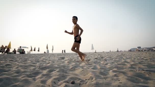 Garçon Sautant Courant Ludique Plage Ralenti — Video