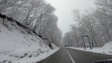 Dağ kırsal yolda kötü görüş ile kar blizzard üzerinde kış sürücü pov