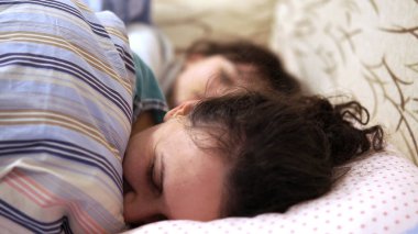 Gülümseyen, pijama partisi yatakta iki sisters çal