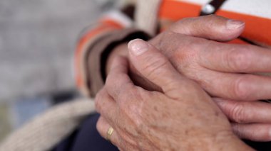 Tatlı yaşlı büyükanne kadın acı el ile. Sağlık kavramı