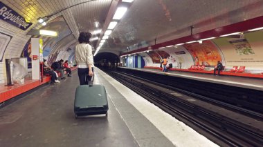 Paris, Fransa - 11 Mayıs 2017: Paris Metro koridorlar bavul yedekte kadın