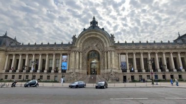 Paris, Fransa - 11 Mayıs 2017: Paris 'teki Petit Palais Müzesi' nin dış cephesi. Grand Palais 'den görüntü