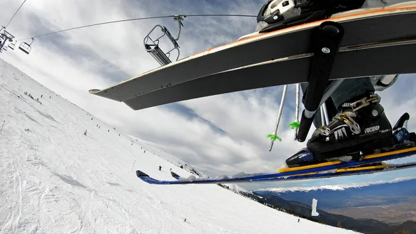 バンスコ 2018 スキーヤーがスキー板の上に座ってリフト椅子乗馬山 Copyspace 冬の極端なスポーツのコンセプトを一番上まで — ストック写真