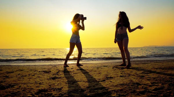 Fotograf Teenagery Fotografování Ženské Model Pláži Při Západu Slunce Romantické — Stock fotografie