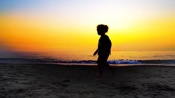 Silhueta Menino Caminhando Praia Vazia Verão Pôr Sol Vibrante Conceito — Fotografia de Stock