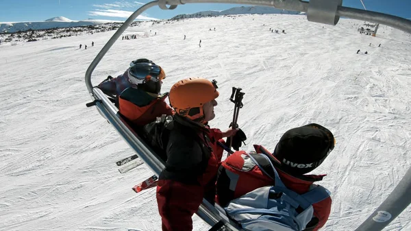 Bansko Bułgaria Około Lutego 2018 Narciarzy Snowboardzistów Świeżym Powietrzu Wyciągu — Zdjęcie stockowe