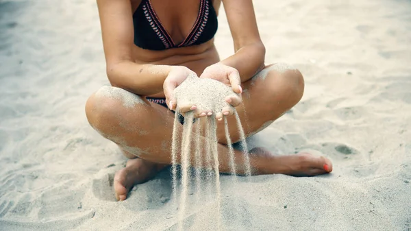 Areia Derrama Fora Moda Modelo Mãos Sentadas Praia — Fotografia de Stock