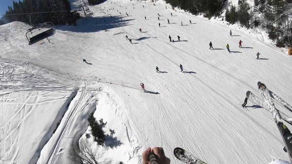 Pov Ski Lift Légi Felvétel Síelők Lejtőn Távoli Fedett Hegycsúcsok — Stock Fotó