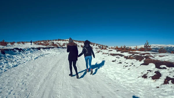 Два Счастливых Друга Подростка Бегут Снегу Улыбаясь Кинематографические Съемки — стоковое фото