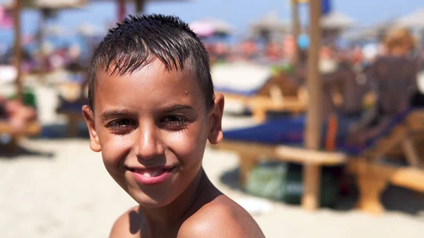 Szczęśliwy Chłopiec Hiszpanin Plaży Uśmiechając Się Kamery Kinowej Dof — Zdjęcie stockowe