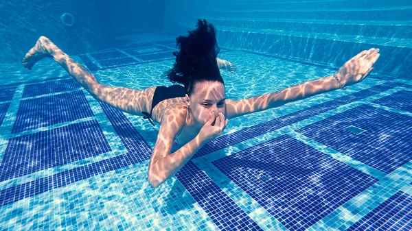 Adolescente Atraente Nadando Debaixo Água Piscina Luxo Com Nariz Fechado — Fotografia de Stock