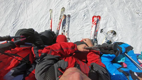 Grupo Amigos Alegres Están Levantando Telesilla Para Esquiar Las Montañas —  Fotos de Stock