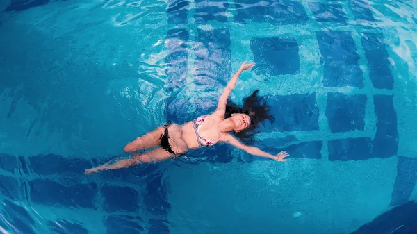 Modell Genießt Entspannung Schwimmbad Luftaufnahme — Stockfoto