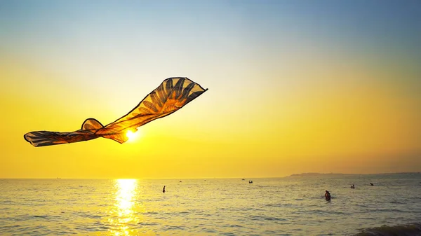 Närbild Färgade Leksak Drake Flyger Högt Luften Mot Guld Solnedgång — Stockfoto
