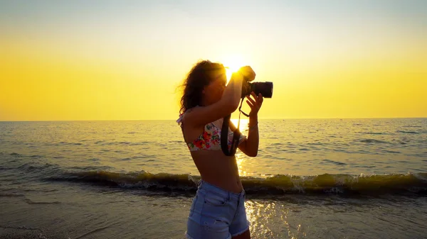 Turista Fotí Západ Slunce Pláži Dívka Fotografování Pomocí Dslr Zrcadlo — Stock fotografie