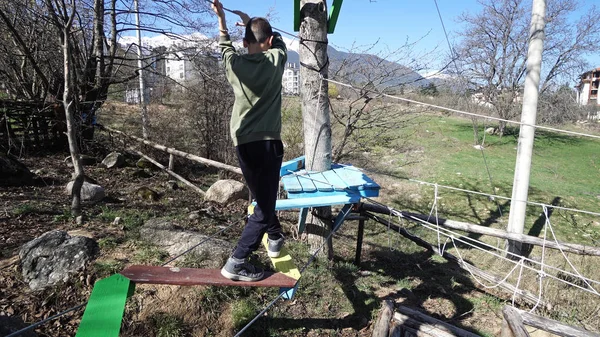 Ragazzo Nel Parco Avventura — Foto Stock