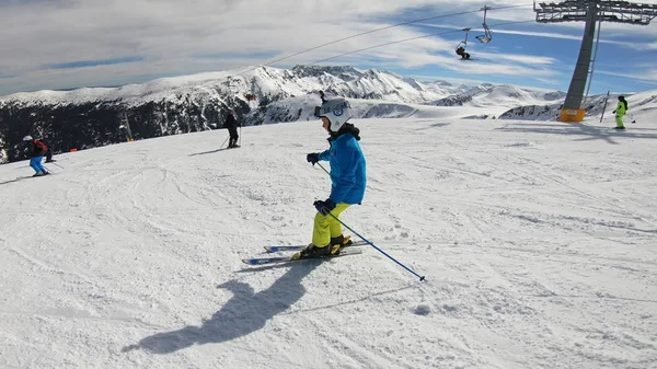 Niño Disfrutando Aprendiendo Esquiar Por Ladera Siguiendo Padre —  Fotos de Stock