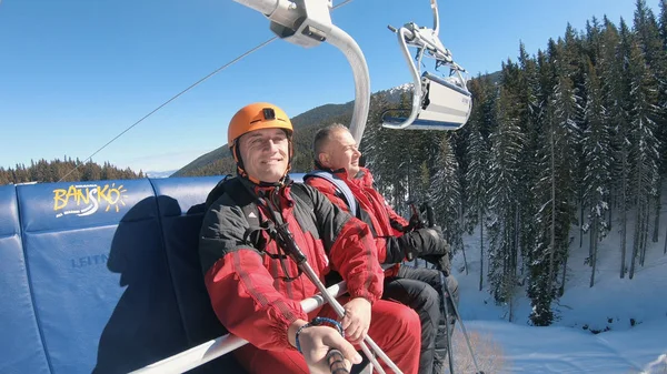 Glada Människor Med Hjälmar Och Goggles Gör Smartphone Selfie Skidlift — Stockfoto