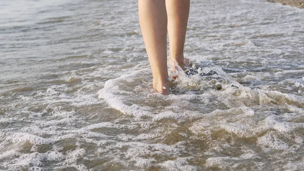 Gros Plan Femmes Jambes Nues Marchant Sur Côte Mer Éclaboussées — Photo