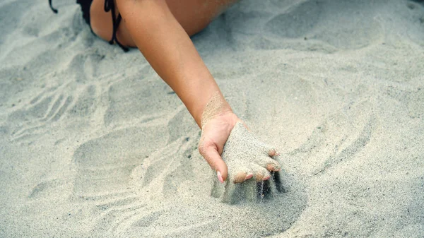 Песок Высыпается Рук Моделей Сидящих Пляже — стоковое фото
