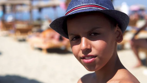 Niño Lindo Guapo Con Sombrero Posa Playa Sonriendo Enfoque Selectivo —  Fotos de Stock