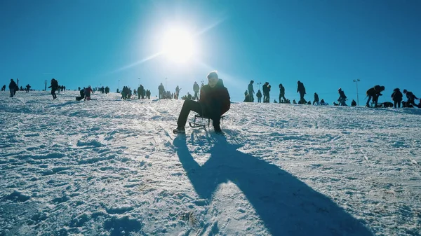 保加利亚班斯科 2018年1月 男孩在雪地上雪橇 人群享受保加利亚流行的冬季娱乐中心班斯科 — 图库照片
