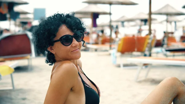 Krásná Žena Brýlemi Letní Dovolenou Pláži Úsměv Kamery — Stock fotografie