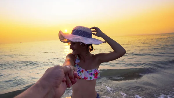 Menina Bonita Romântico Maiô Chapéu Caminha Praia Segurando Mão Cara — Fotografia de Stock