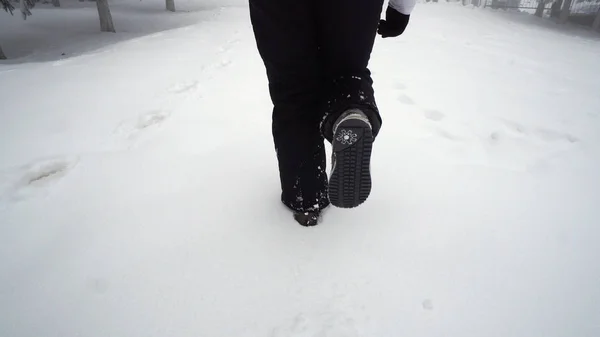 Pés Mulher Caminhando Através Neve Profunda Floresta Botas — Fotografia de Stock