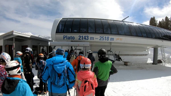 保加利亚班斯科 2018年2月 波夫观点 在保加利亚班斯科滑雪场柏拉图滑雪场等待平底船的滑雪者慢动作 — 图库照片