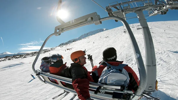 保加利亚班斯科 2018年2月 滑雪者坐在滑雪电梯椅子上骑到山顶的山区模仿空间冬季极限运动概念 — 图库照片