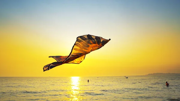 Drachenspielzeug Fliegen Gegen Den Sonnenuntergang — Stockfoto