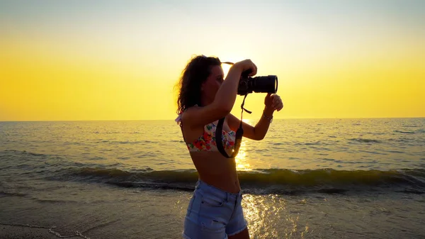 Turista Tirando Fotos Pôr Sol Praia Fotógrafo Menina Tirar Fotos — Fotografia de Stock