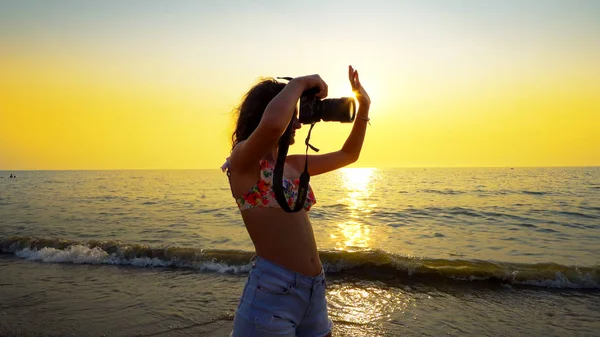 Turista Fotí Západ Slunce Pláži Dívka Fotografování Pomocí Dslr Zrcadlo — Stock fotografie