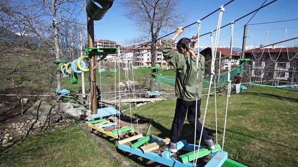 Piccolo Ragazzo Carino Che Diverte Parco Avventura Arrampicata Una Giornata — Foto Stock