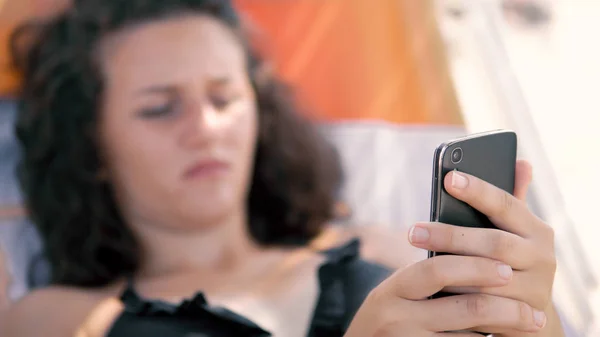 Ženské Teen Prsty Napište Zprávu Smartphone Ležící Pláži Lehátka Filmové — Stock fotografie