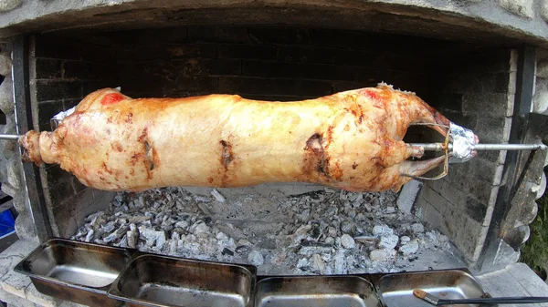 Kucharz Restauracji Przygotowuje Apetyczny Pieczone Jagnię Chrupiącą Skórką Rożnie Noga — Zdjęcie stockowe